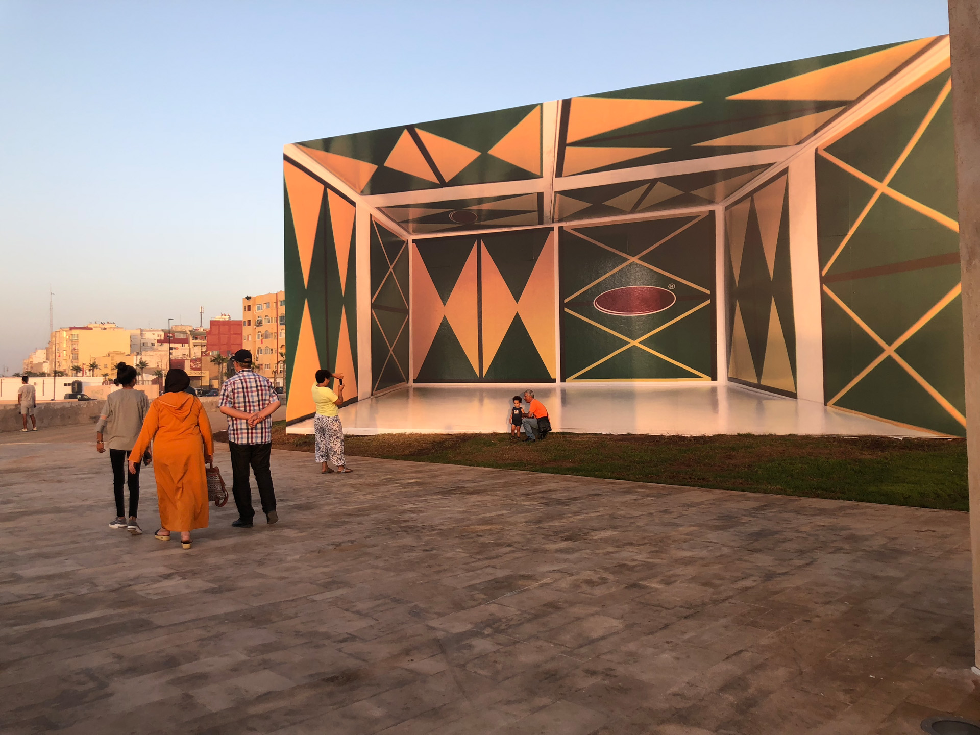Terrain de Proximité, 2019
800 x 1500 cm
Vinil adesivado sobre painel de madeira
Rabat Biennale, 2019
